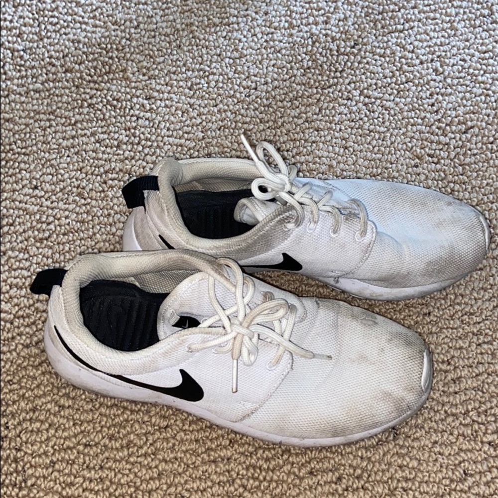 White nike shoes